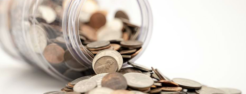 Un bocal avec des pièces de monnaie qui se déversent, représentant la question de savoir si vous devez acheter ou louer un cellulaire