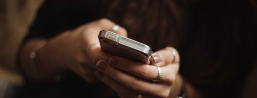 Messagerie vocale visuelle : une femme tenant un téléphone dans ses mains